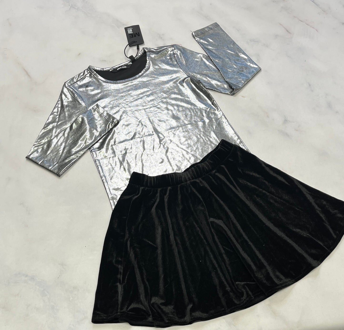 Duo fait 5 ans neuf! Manche longue super brillant stretch confo + Jupe en velour douce 5 ans neuve .