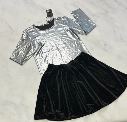 Duo fait 5 ans neuf! Manche longue super brillant stretch confo + Jupe en velour douce 5 ans neuve .