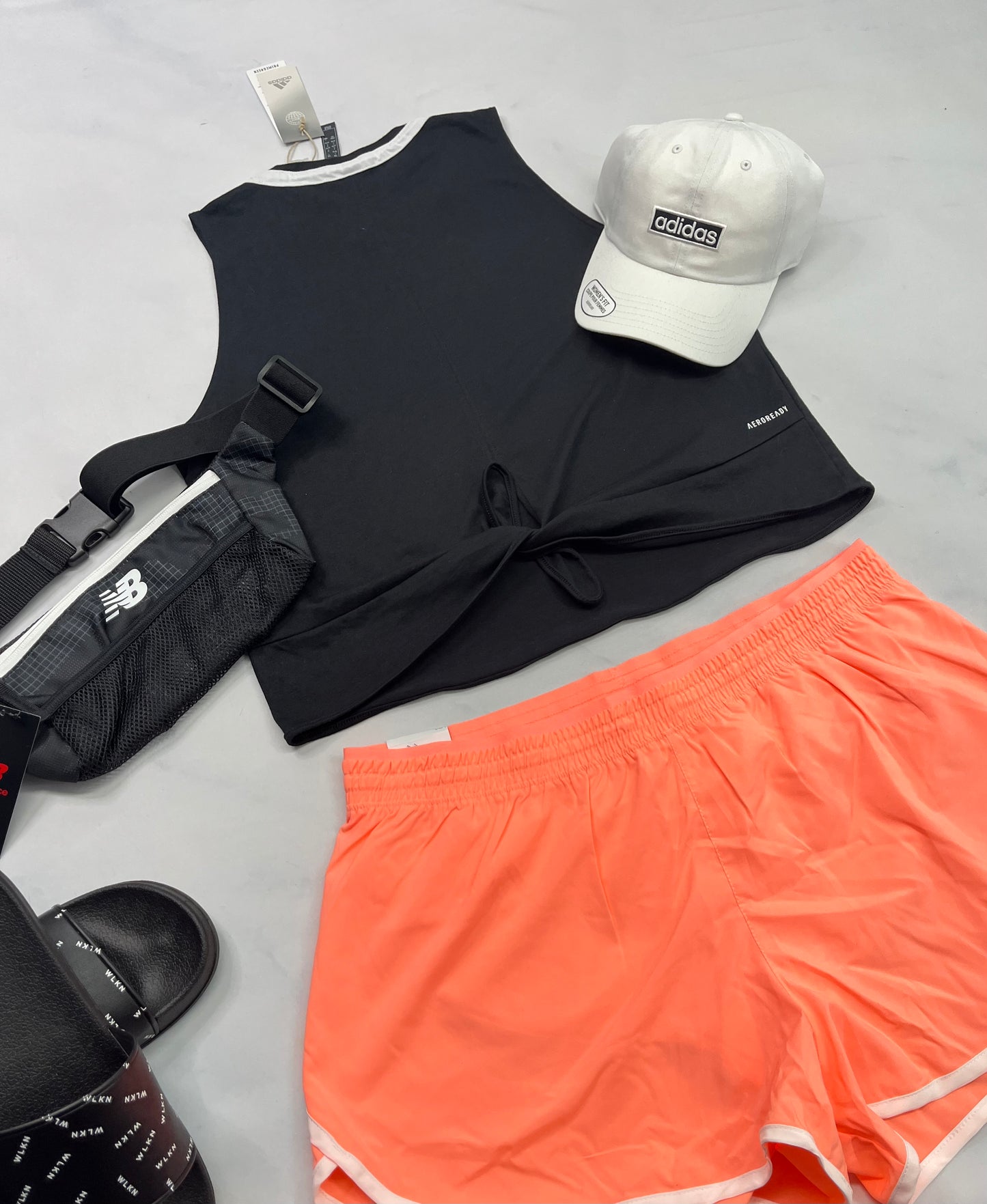 ☀️ Camisole Adidas : look écourté s’ajuste au bas du dos . L/ femme neuve .