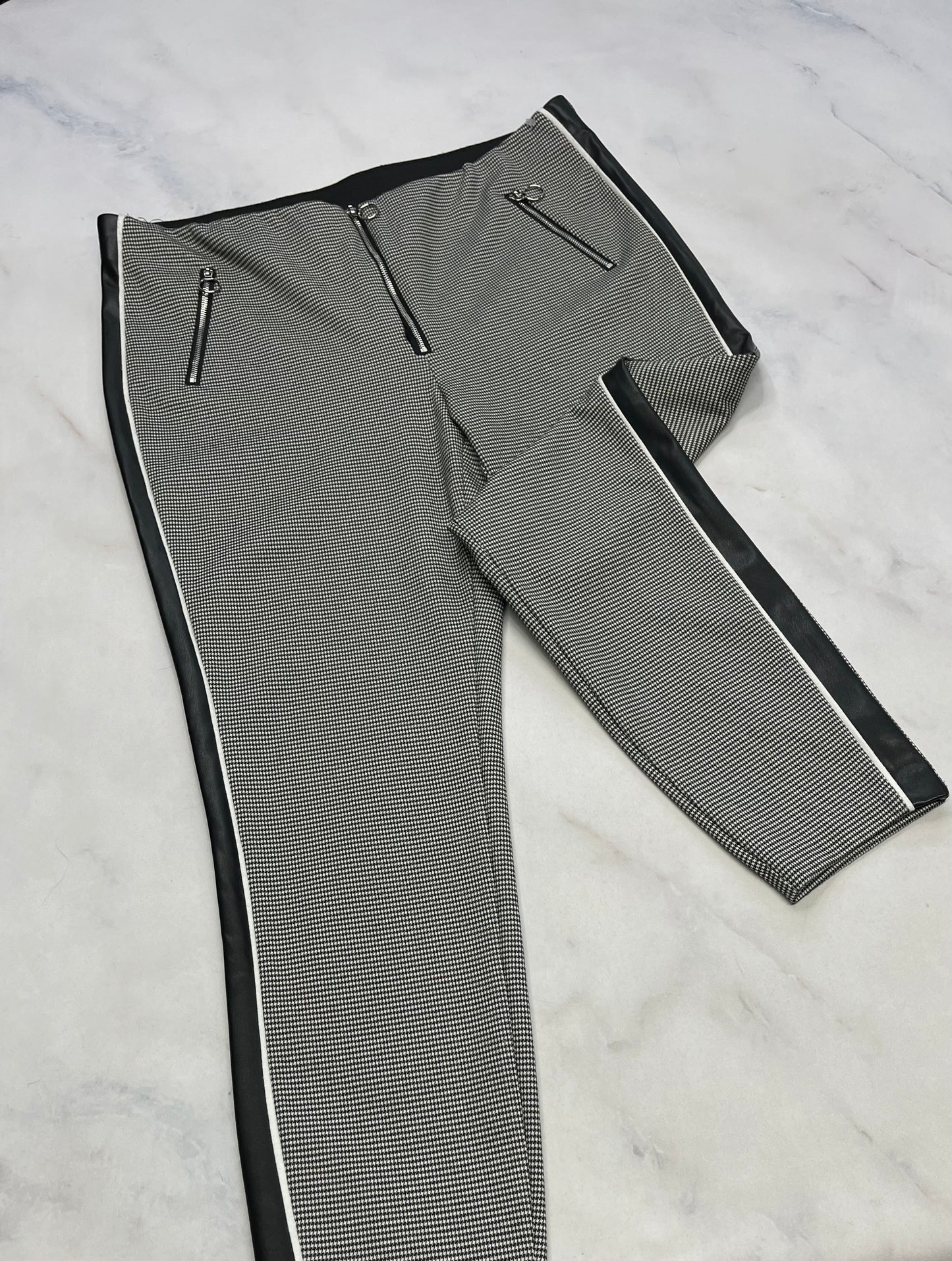 Lily Morgan : Taille haute effet bande effet cuir de chaque côtés . Taille haute et stretch . État neuf ! L/ femme