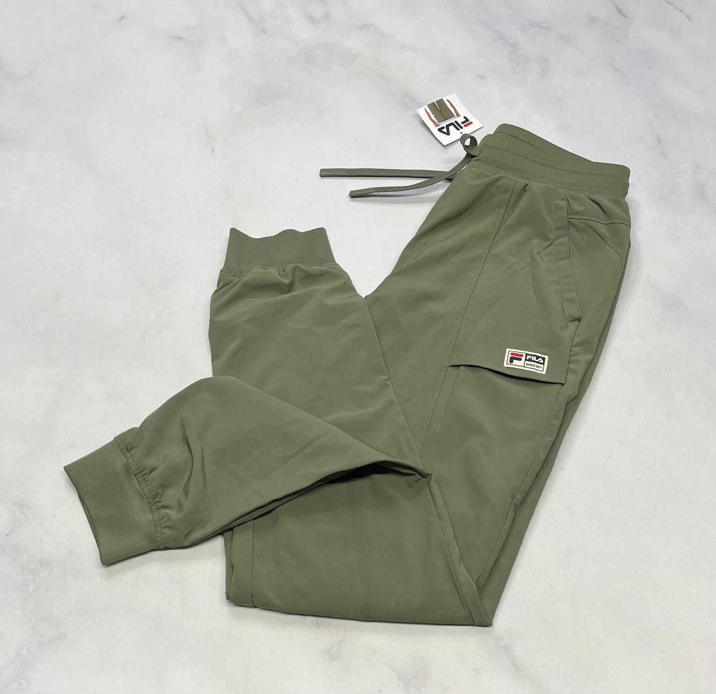 Jogger FILA : Kaki 10-12 ans fille . Tissu qui ne décolore pas ( intérieur en tissu coton doux souple ).