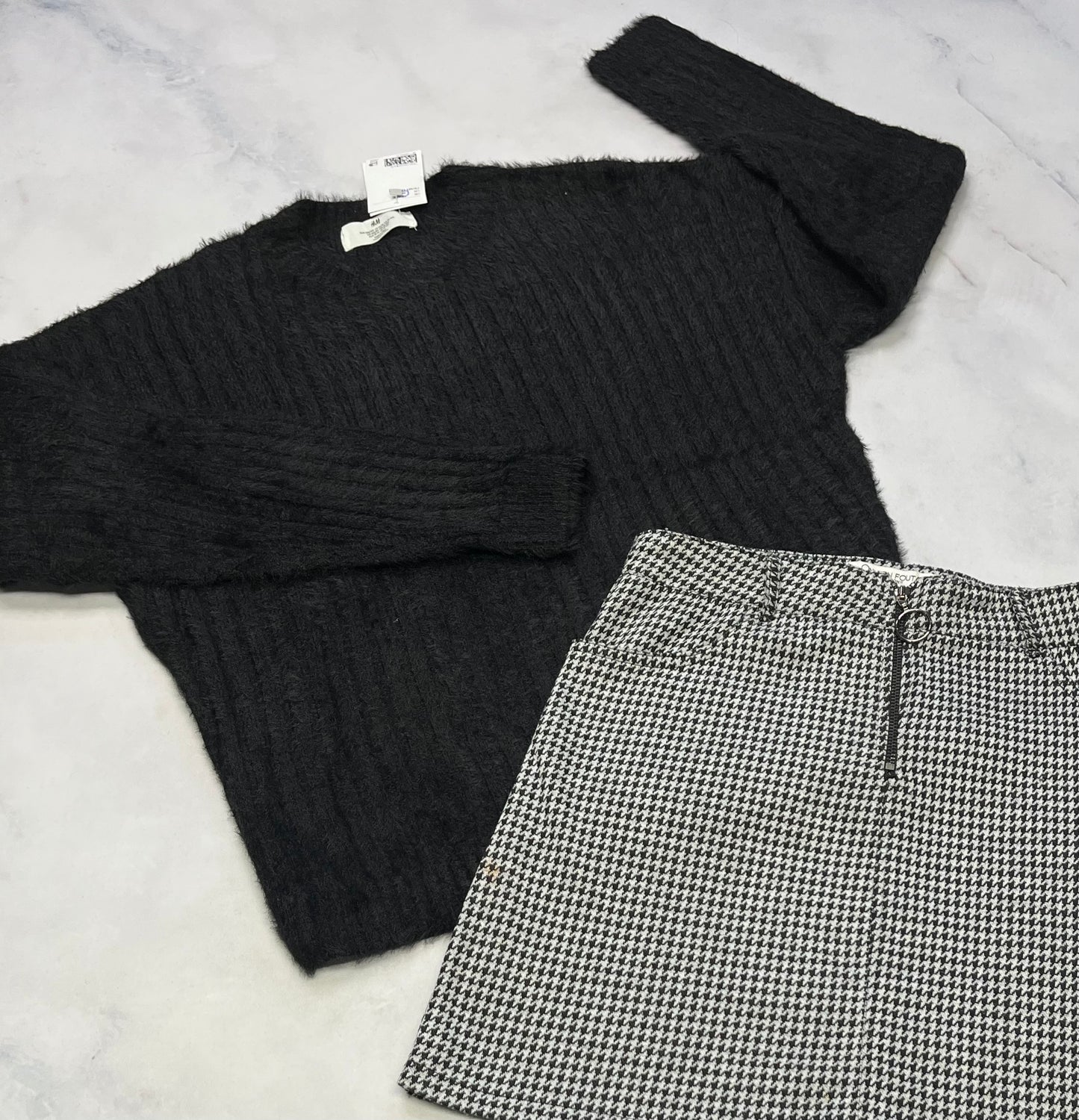 Duo : Tricot hyper doux et stretch 16 ans fille confo neuf ! + Jupe douce molle On s’en fout des garçons 16 ans ajustable comme neuve .