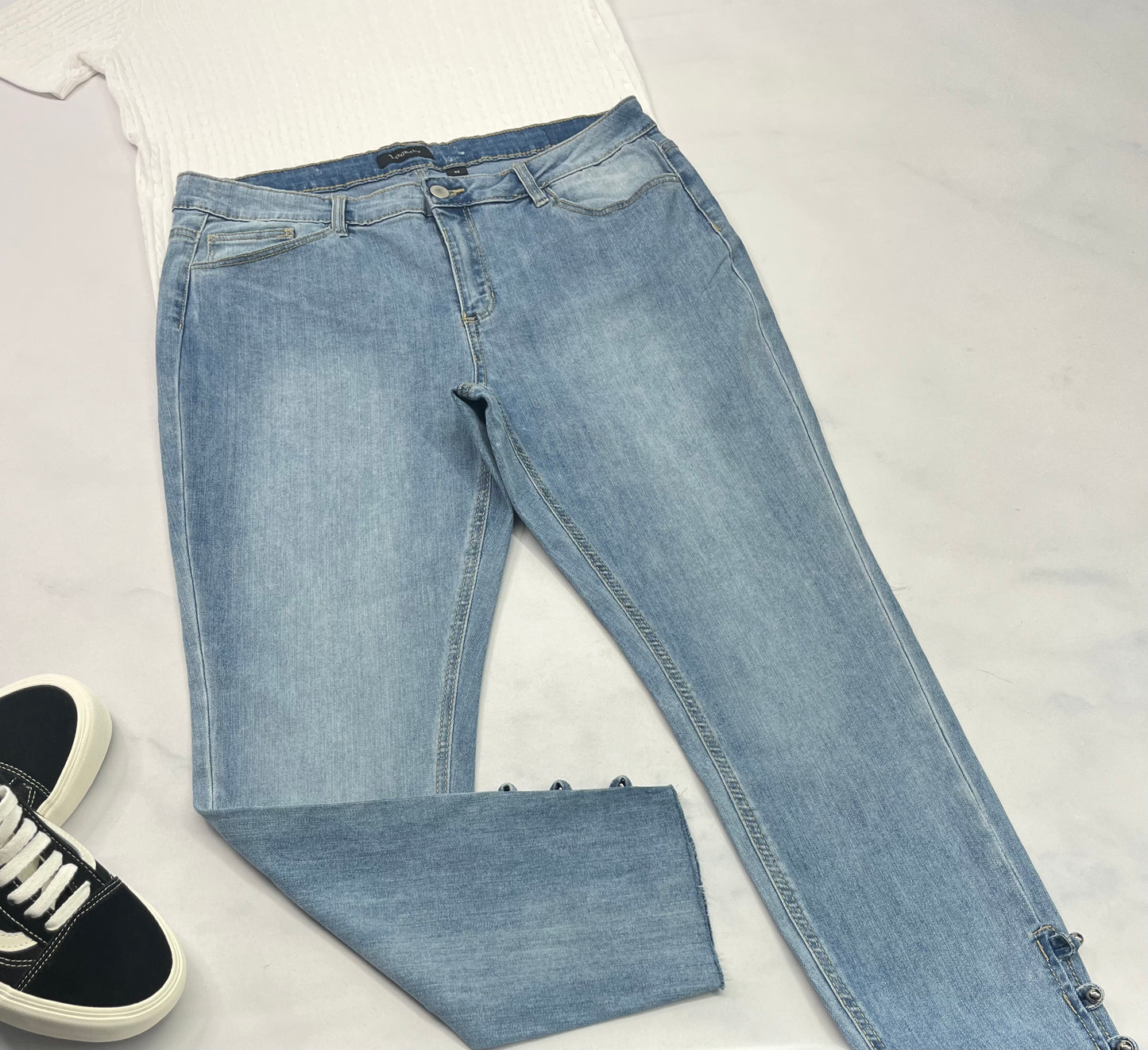 🩵 Jeans cheville : hyper mou et stretch . Beaux détails au bas . 32/12 ans femme comme neuve .
