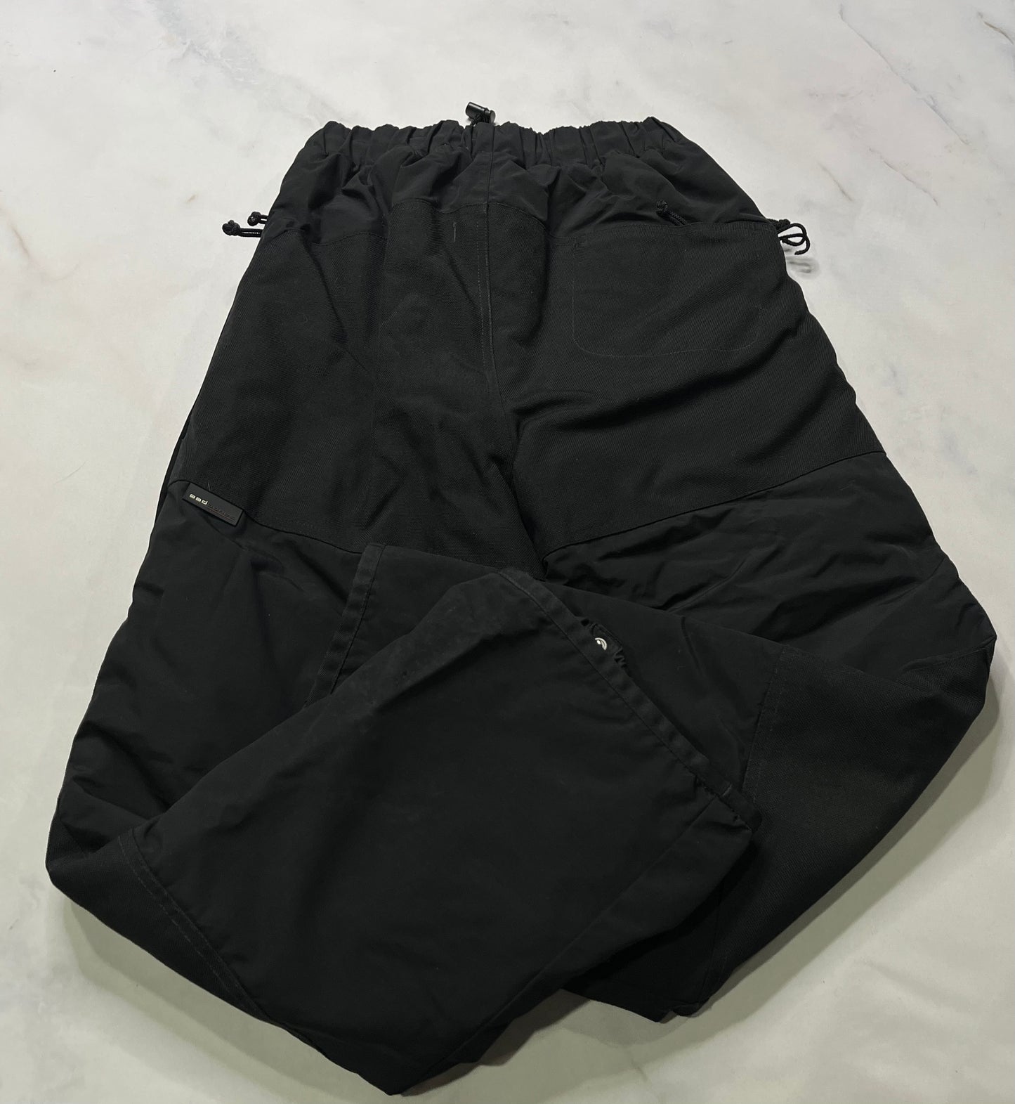 BadBones : Pantalon de neige / hiver chaud ( taille élastique ) qualité ++ renforcit au genoux / fesses . Aucune usure ! L( fait 12-13 ans ) ado.
