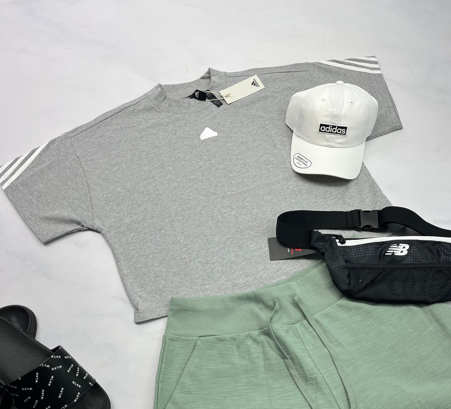 🌴 Manche courte : Adidas gris et blanc neuf ! L/ femme coupe relax . Mi hanche .