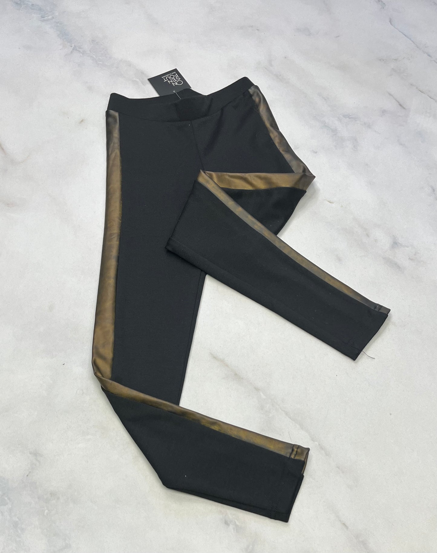 Skinny Jeg. : Noir On s’en fout des garçons neuf ! 10( + 8-9 ans ) effet look cuir sur les côtés noir gold .