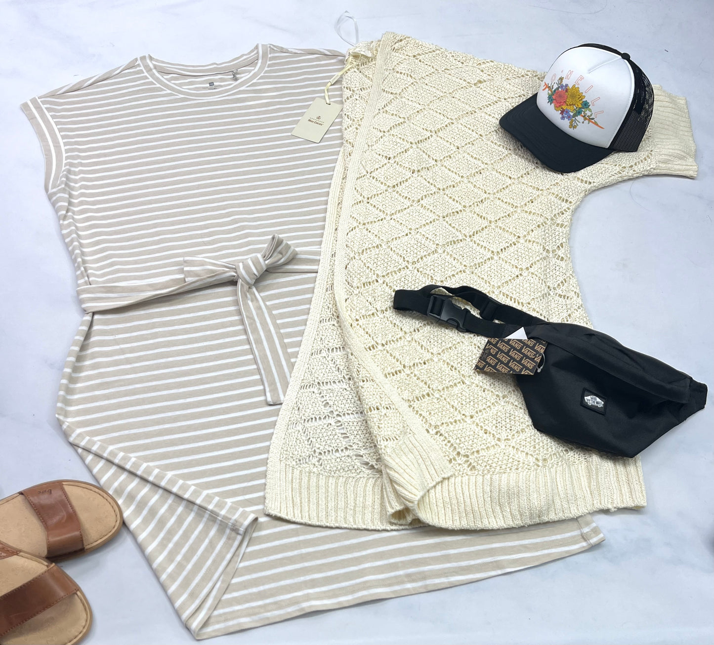 🌴 Veste : Max coco en tricot manche courte look troué qui laisse l’air circuler . Peu se porter aussi en cache maillot l’été . Très tendance . M et XL femme dispo . Coupe confo .