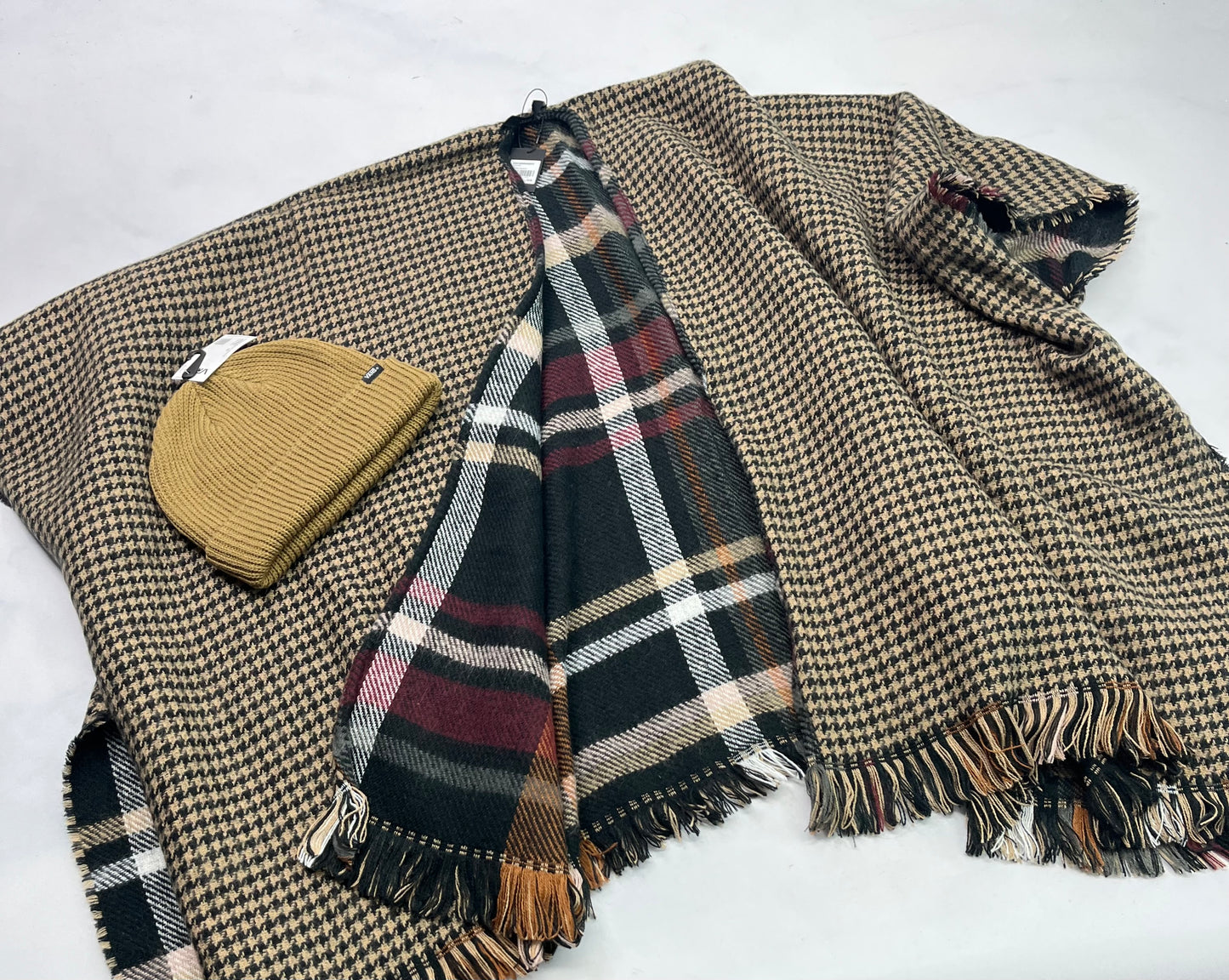 Duo neuf ! VANS : tuque neuve + PUNCHO mile end RÉVERSIBLE! ( Trou pour les bras  intégré. !