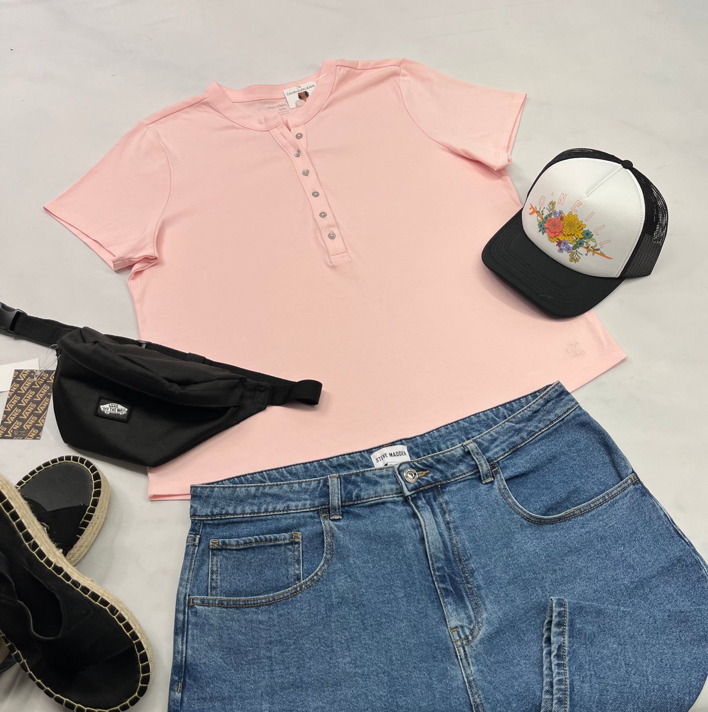 🌸 Manche courte : Calvin Klein rose . Logo brodé au bas d’un coté . XL femme neuf !