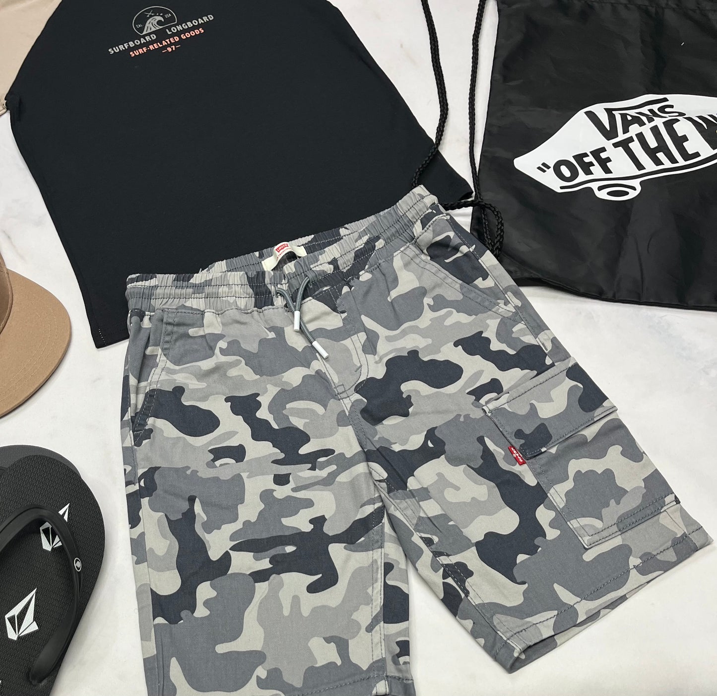🍂 Bermuda : Levis mou confo . Logo au dos . 8 ans garçon.neuf !
