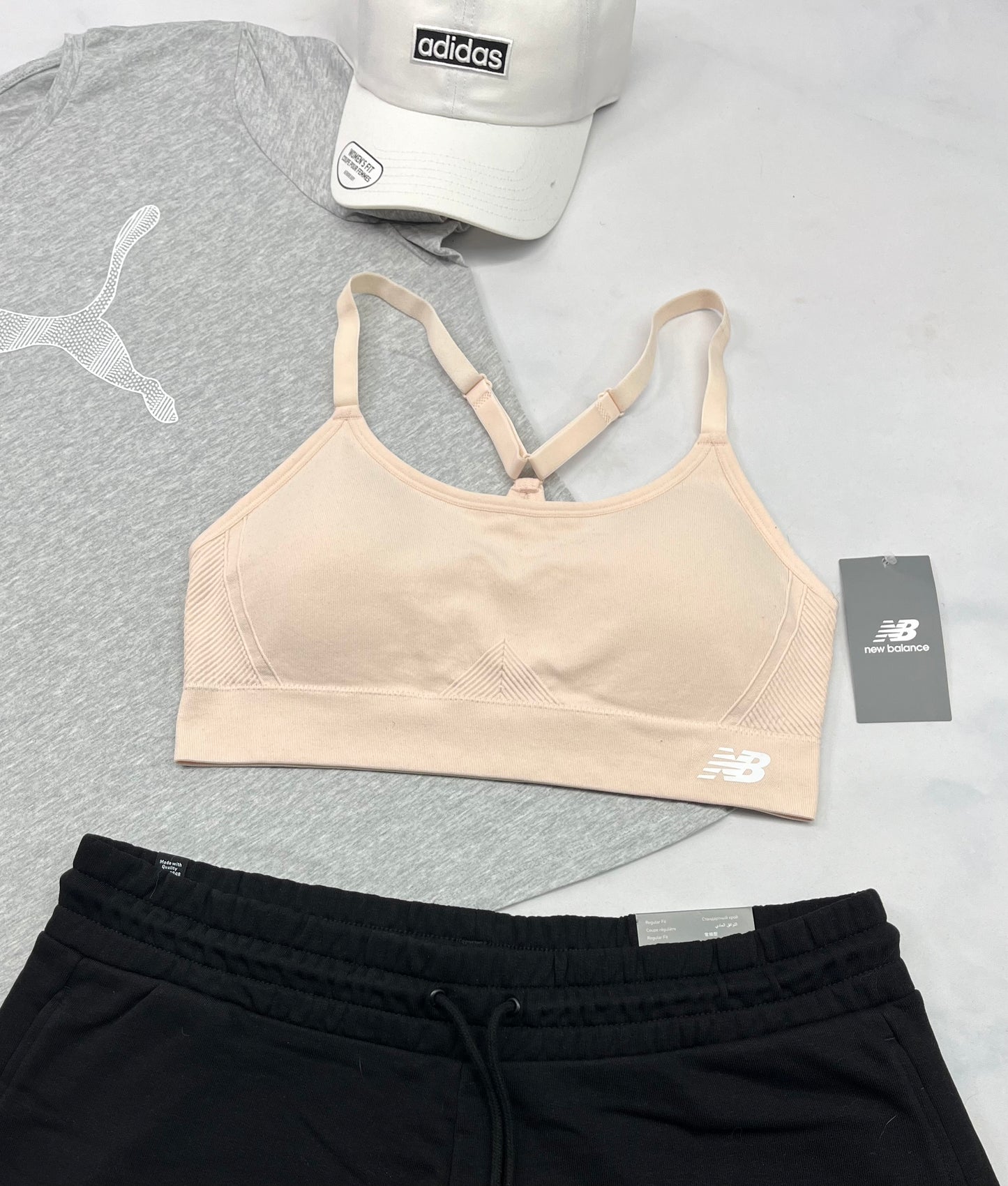 😍Top sport : New Balance . Pad.amovible avec bretelles ajustable . Fait: M et fait : L femme dispo .
