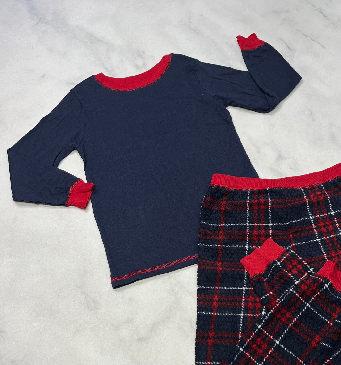 Pyjama neuf! Pantalon tout doux .fait 5 ans .