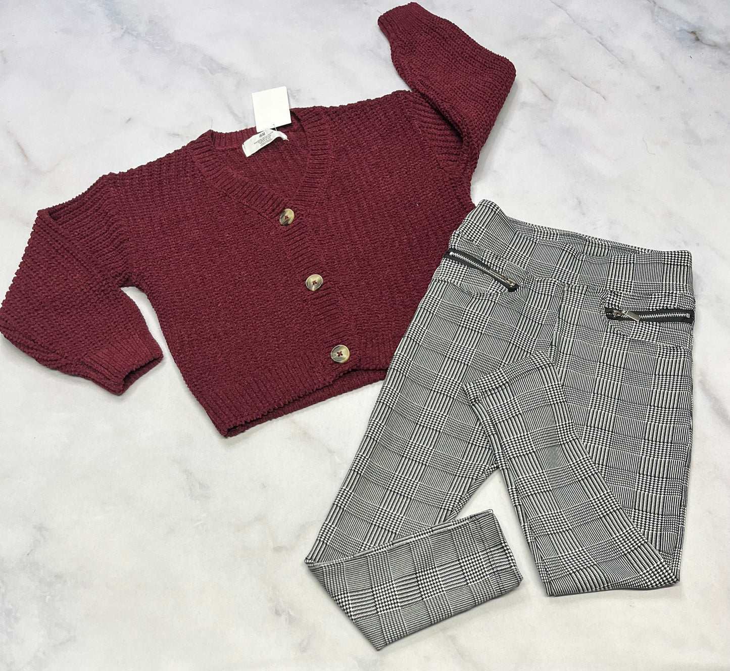 Duo 5 ans neuf! Tricot 5 ans + Jegging stretch zip aux poches neuf + 5 ans .