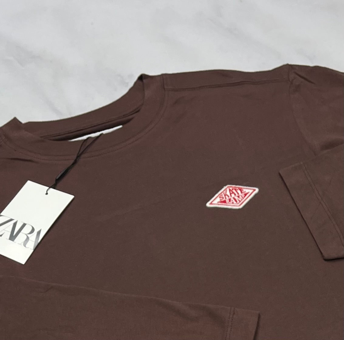 ZARA  :manche longue skate couleur chocolat / tendance . Neuf! 9-10 et 11-12 ans