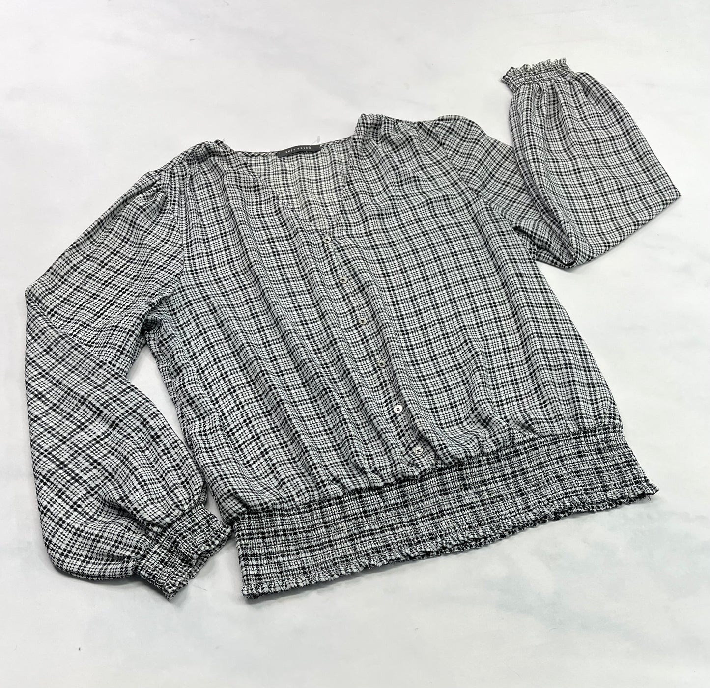 Reitman : Chemisier souple col V : look fausse boutonnière au devant . Comme neuve . S(6 ans ) femme . Coupe confo .