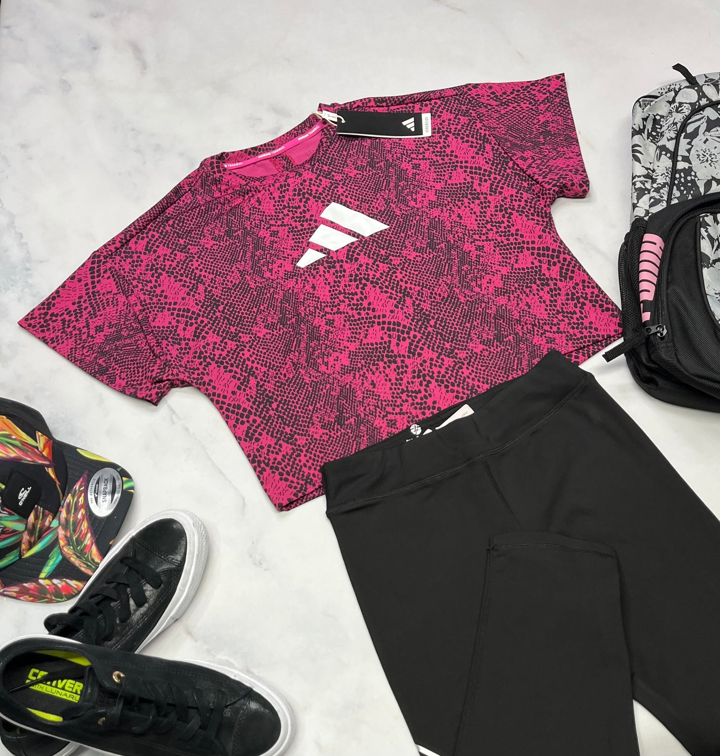 🤩 Manche courte : Adidas en tissu stretch de partout . Fente au bas du dos . 11-12 ans fille neuf ! Coupe confo .