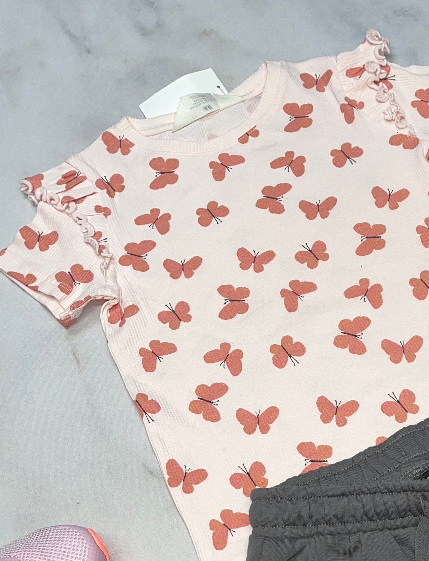 🌿 Manche courte : RIB texturé 5 ans fille neuf ! Rose pâle avec papillon corail . Beaux détails aux épaules . Neuf !