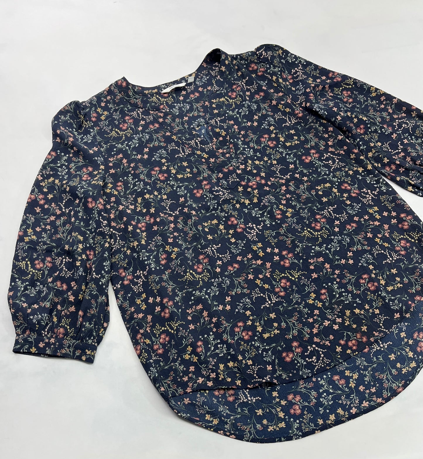 Reitman : Chemisier col V léger ( manche 3/4) . Marine avec fleurs . Small femme confo .