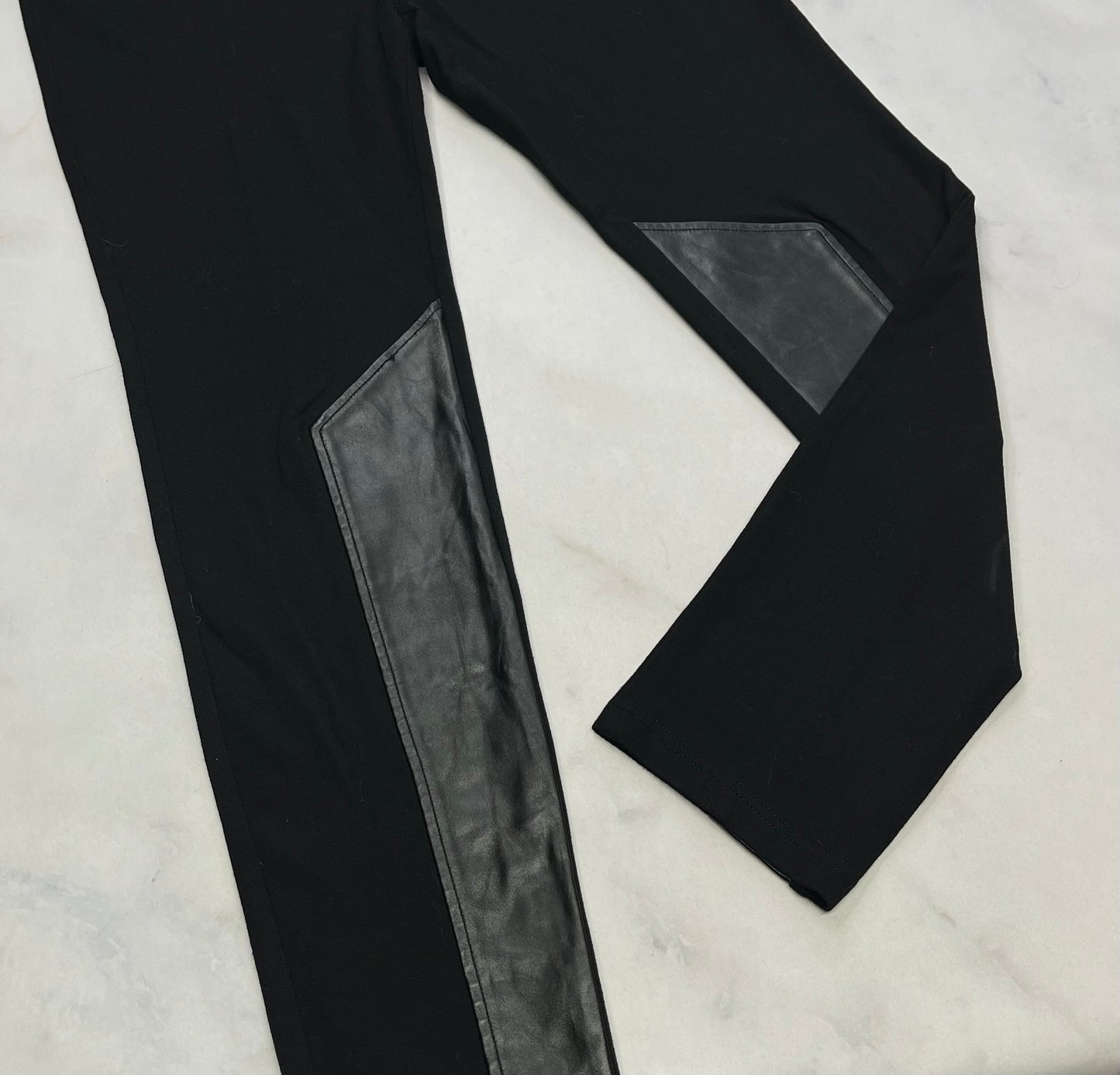 Jegging : Effet tissu et patch look cuir état neuf! Véro Moda M- L ( fait 10-11 ans ) .