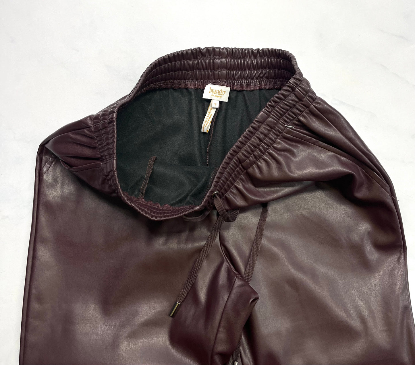 Pantalon : Prune foncé en vrai ( voir photo 2 pour la couleur ). Look effet cuir souple neuf ! Small et Large femme .