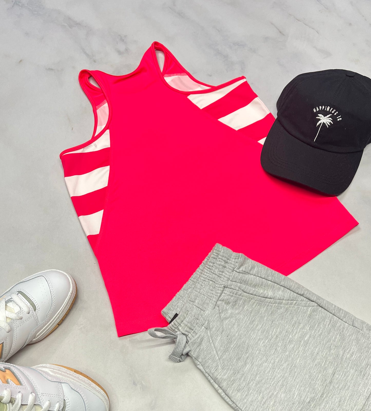 🌷 Solde ,Camisole : 12 ans fille en tissu de sport extensible . Comme neuve à part quelques mini lignes de point de maille au dos .