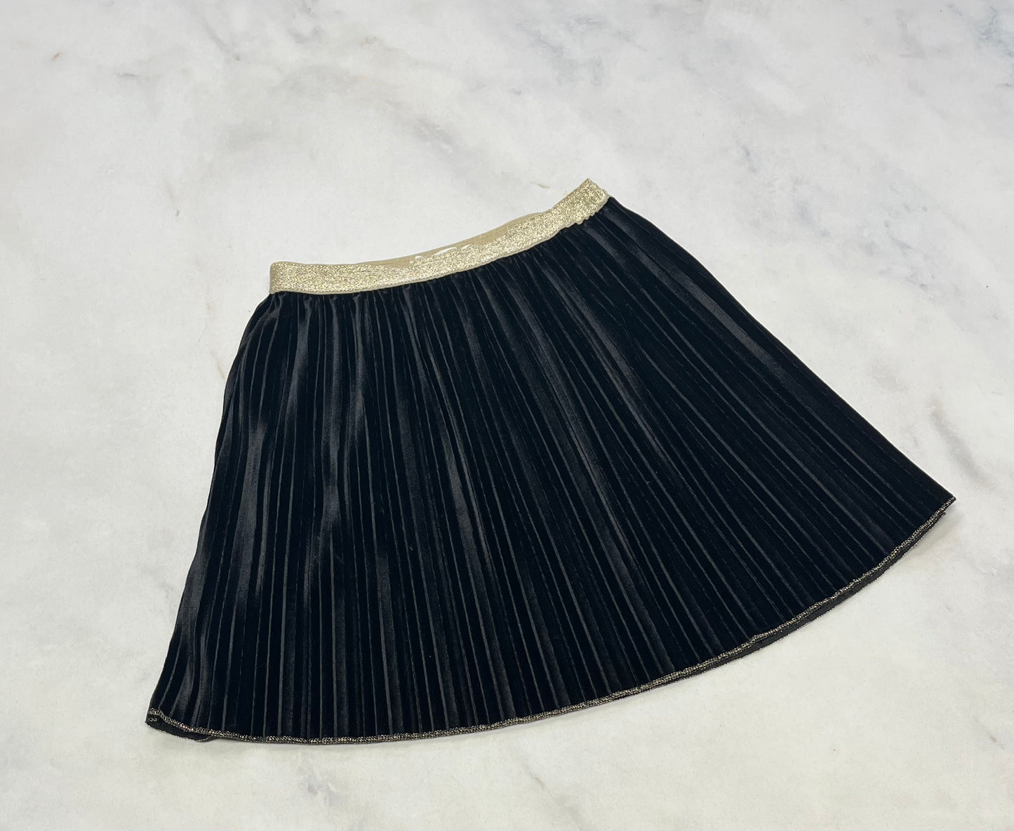 Jupe ZARA : en velours doux / plissé avec bande or brillante fait 8ans comme neuve .