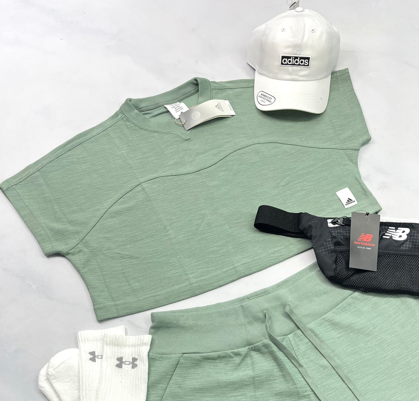 🌿 Manche courte : Adidas tissu et look écourté incroyable. Neuf ! L/ femme.