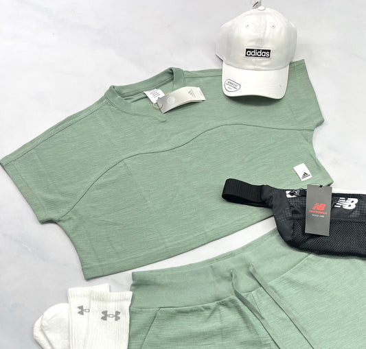 🌿 Manche courte : Adidas tissu et look écourté incroyable. Neuf ! L/ femme.