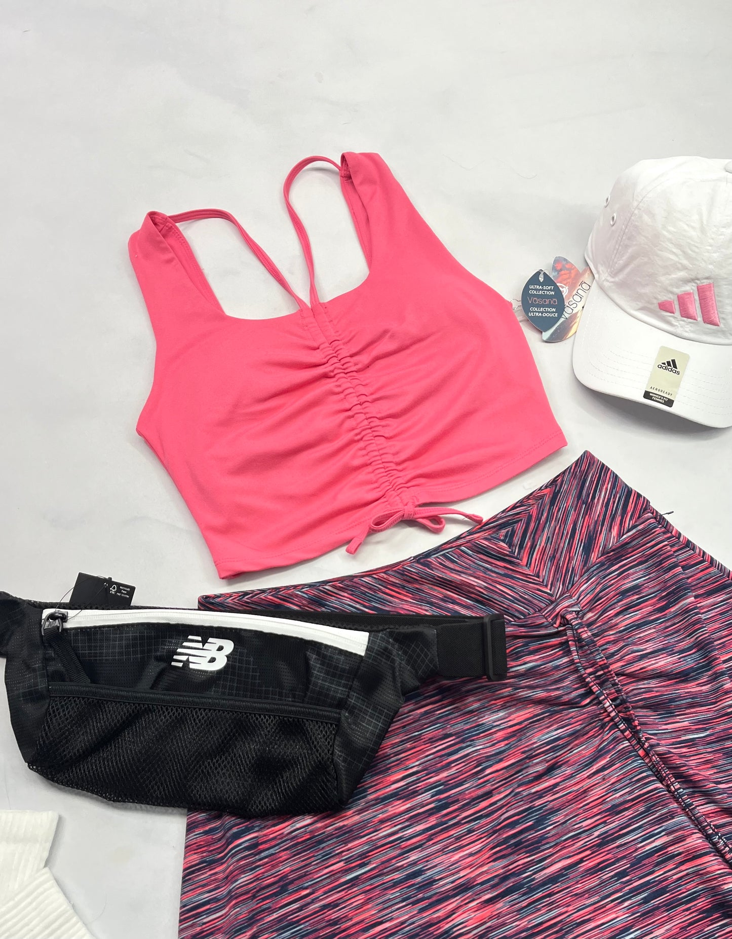 😍 Top : sport en tissu ultra doux et stretch . Sous top intégré . Stretch de partout . Cordon d’ajustement au devant . Neuf !