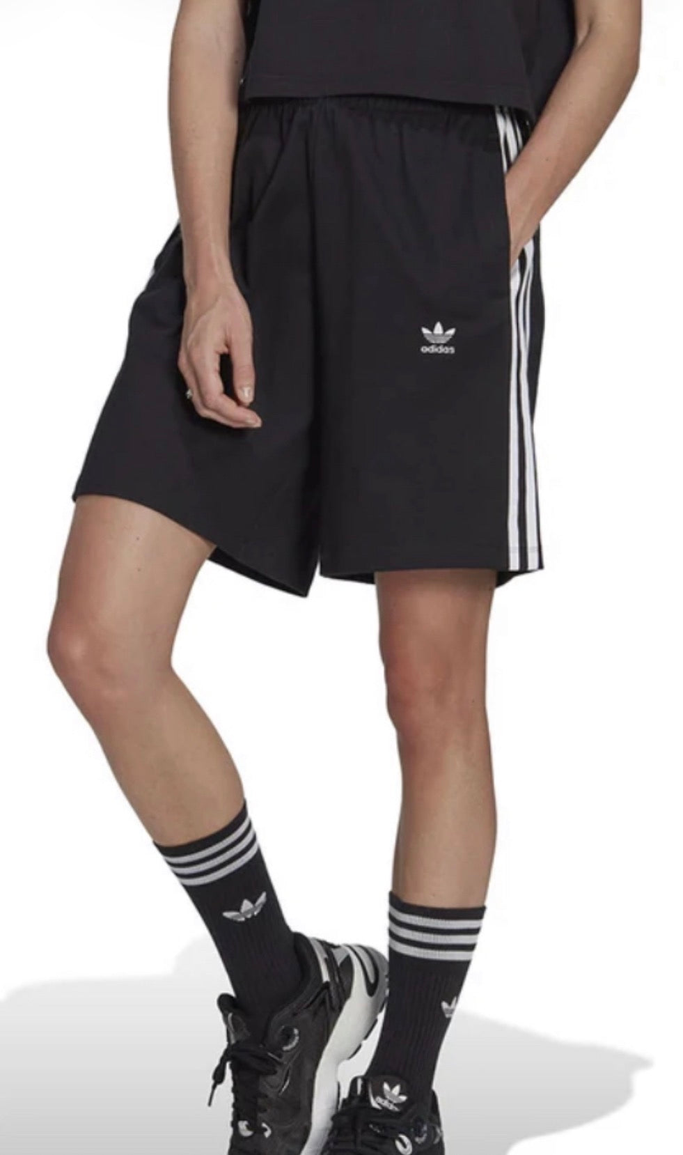 🩷 Bermuda : Adidas style ouaté mais pas chaud . S/ femme taille haute , coupe ample tendance .