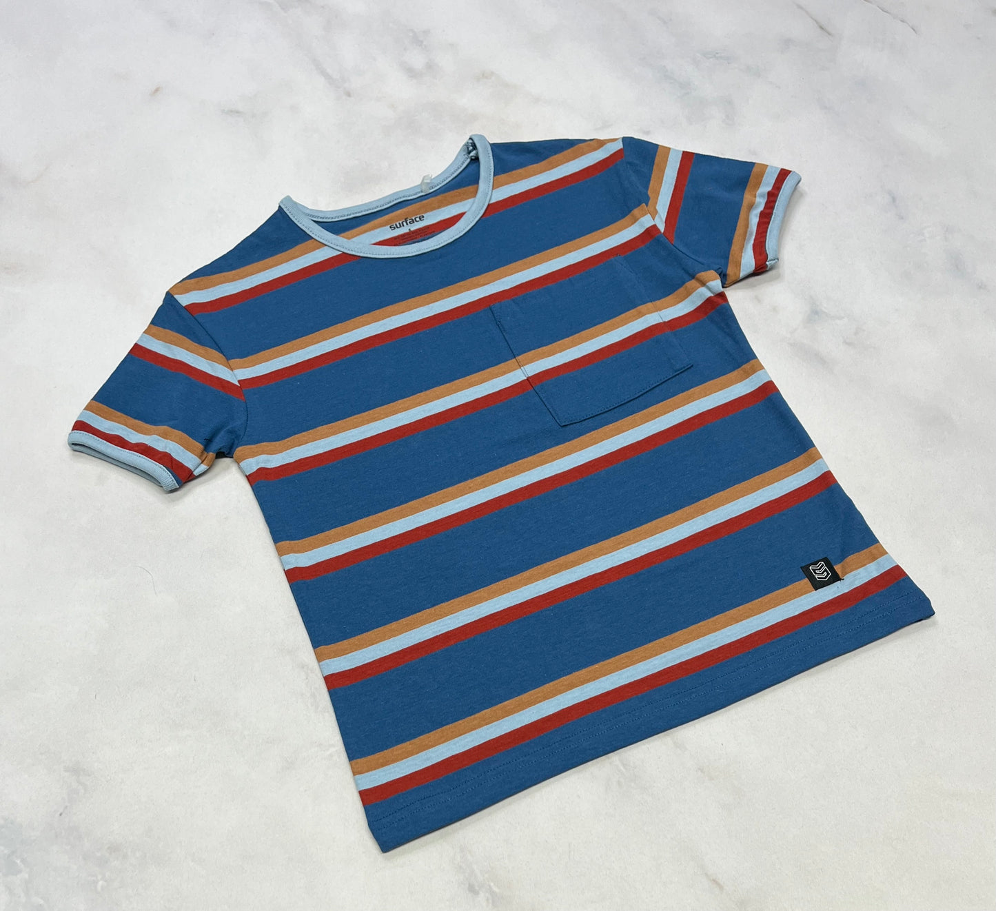 Surface : t-Shirt 6 ans neuf!