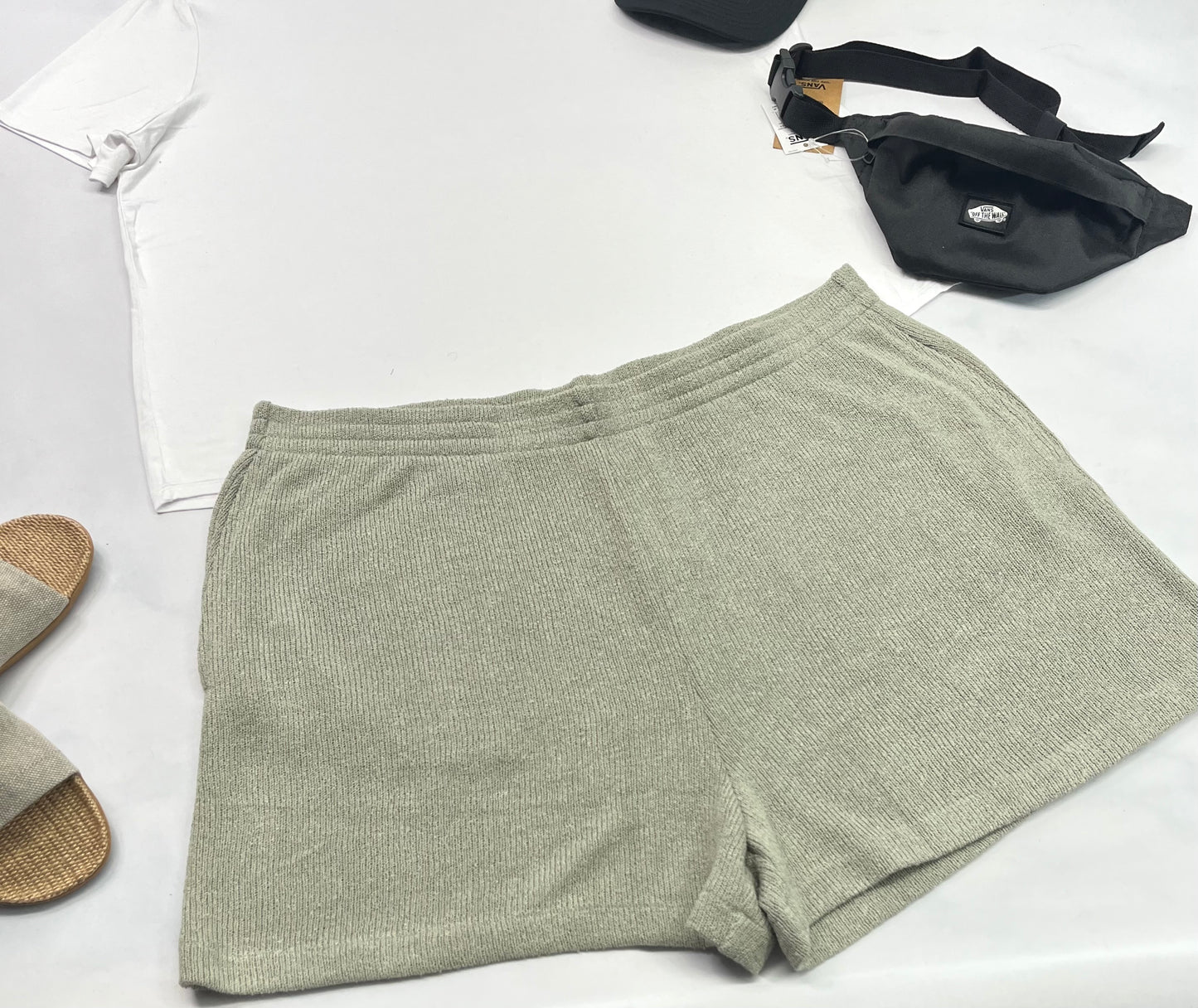 🌿 Short : vert sauge en mailles crocheté look tendance . Fait : XXL et fait :2XL femme neuve.