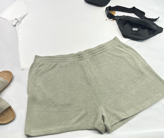 🌿 Short : vert sauge en mailles crocheté look tendance . Fait : XXL et fait :2XL femme neuve.