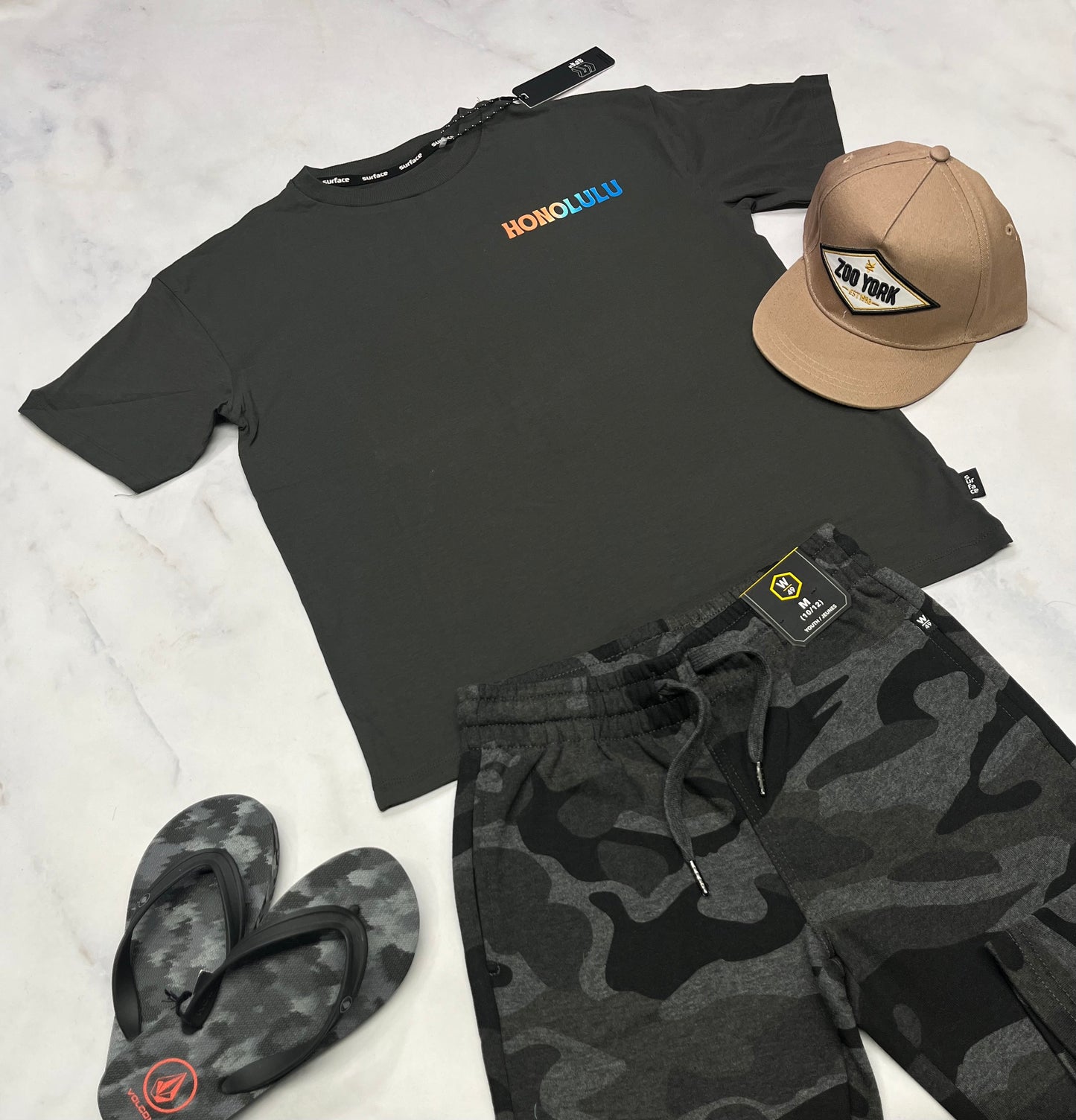 ☀️ T-Shirt : Charcoal en beau coton avec logo au dos . 12 ans garçon confo . Surface neuf !