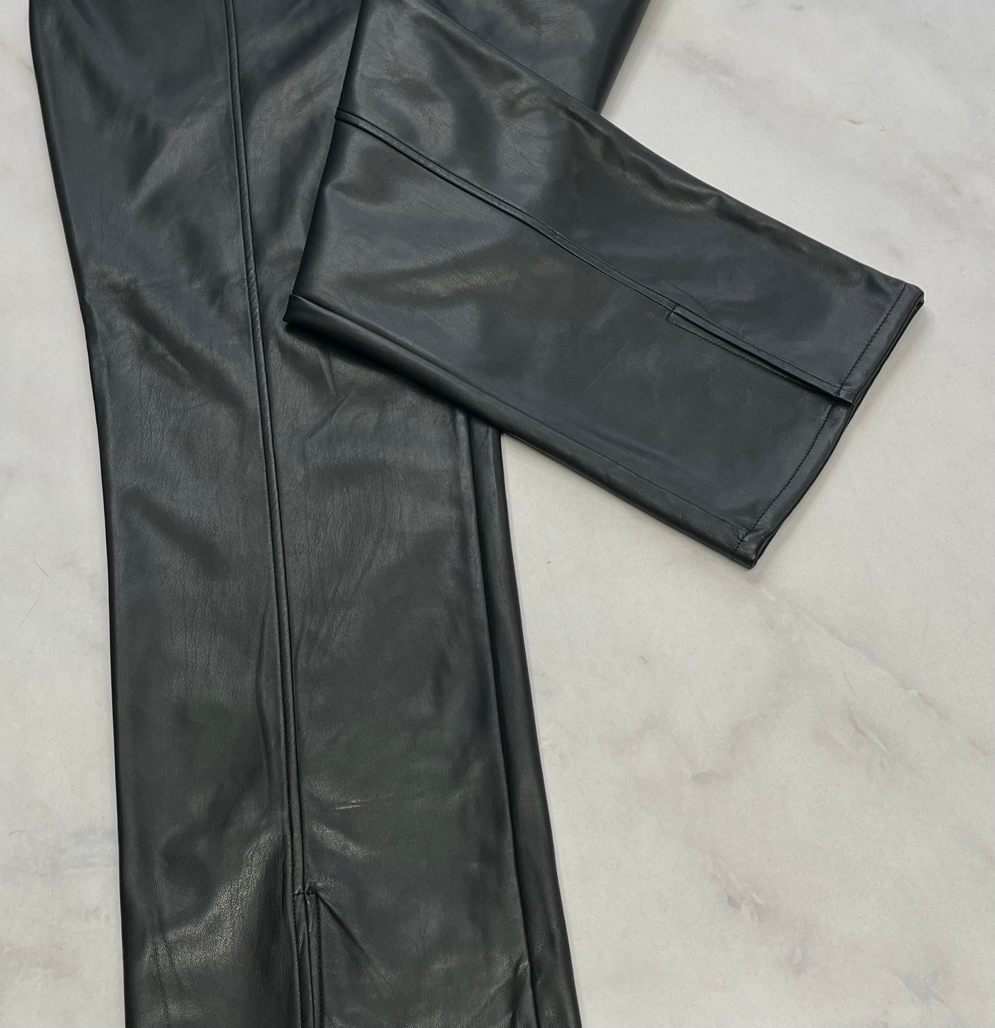 Pantalon effet cuir : mou  s’enfile comme un leg. Stretch de partout. Fente au bas . Large (12 ans femme ) . Neuf ! Pas fait long si tu es petite super !