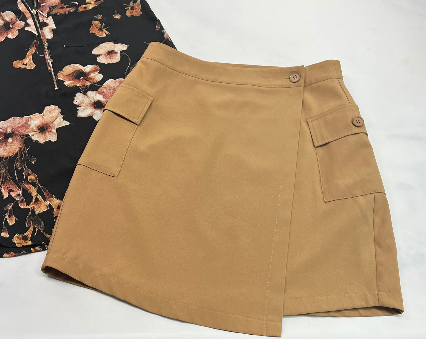 ..Duo comme neuf! Camisole Dynamite avez zip M/ femme (6-7 ans ) comme neuve +..Jupe tissu chic mou M( fait 6-7 ans ) comme neuve .