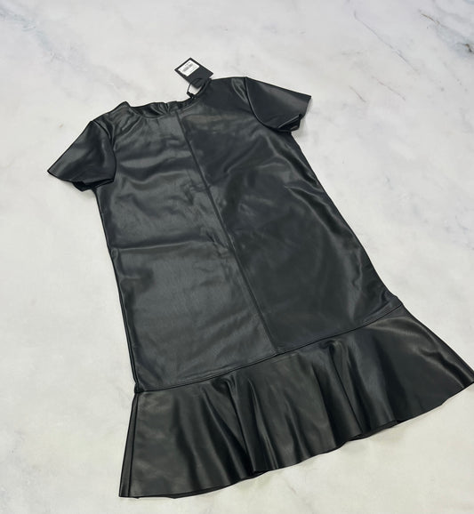 Robe : look effet cuir mou neuve ! Zip au haut du dos . Douce à l’intérieur. 2x 6(5-6) 1x 7(6X) et 2x 8(7-8 ans ) .