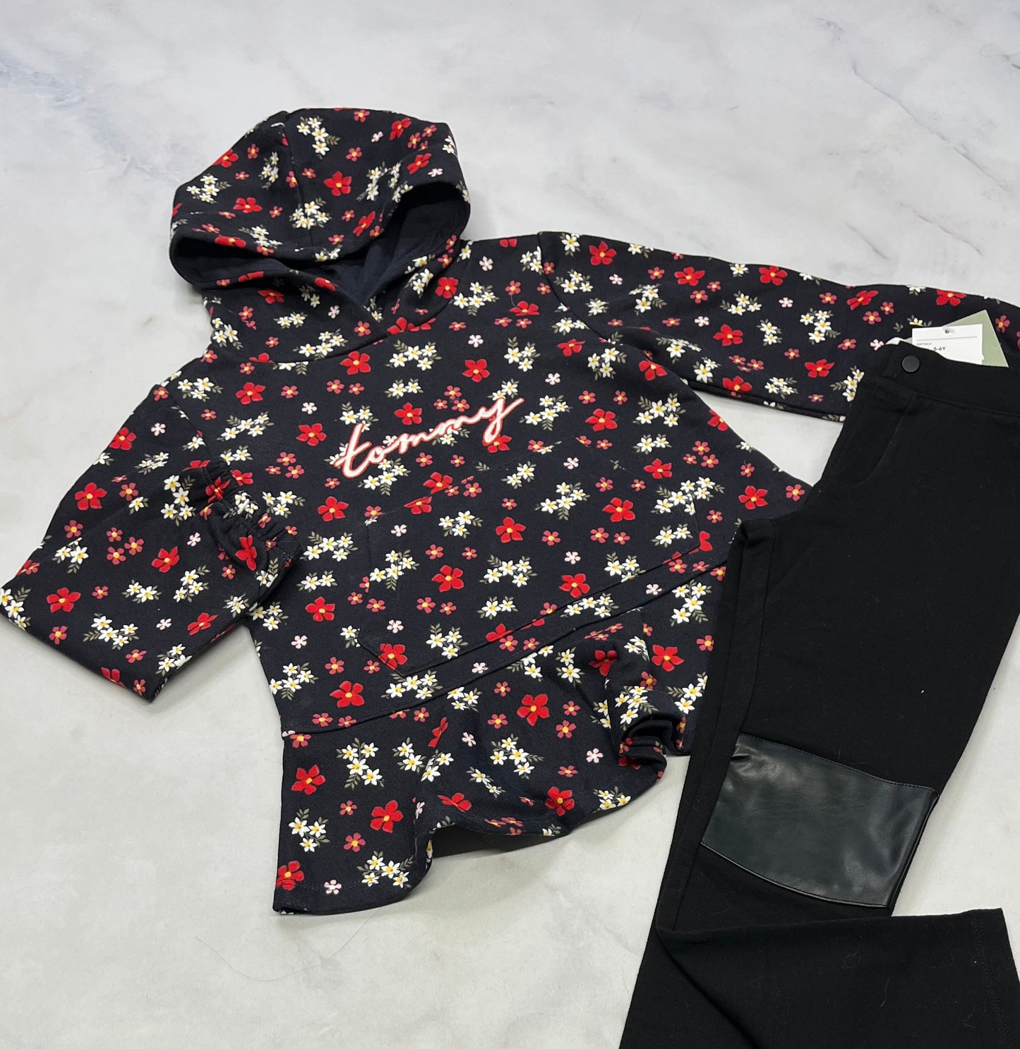 Duo neuf ! Cagoule en ouaté Tommy 6 ans neuve + Jeg. Noir patch effet cuir au genoux 6 ans neuf!