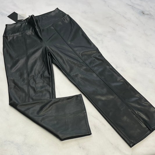 Pantalon effet cuir : mou  s’enfile comme un leg. Stretch de partout. Fente au bas . Large (12 ans femme ) . Neuf ! Pas fait long si tu es petite super !