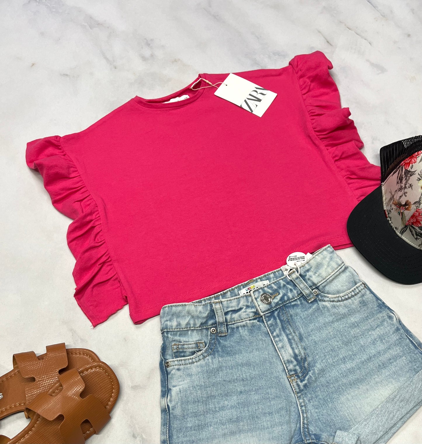 🌷 Haut ZARA : rose framboise tissu ultra confo 6 ans look ample qui retombe sur les épaule . ( trous pour les bras ) neuf!