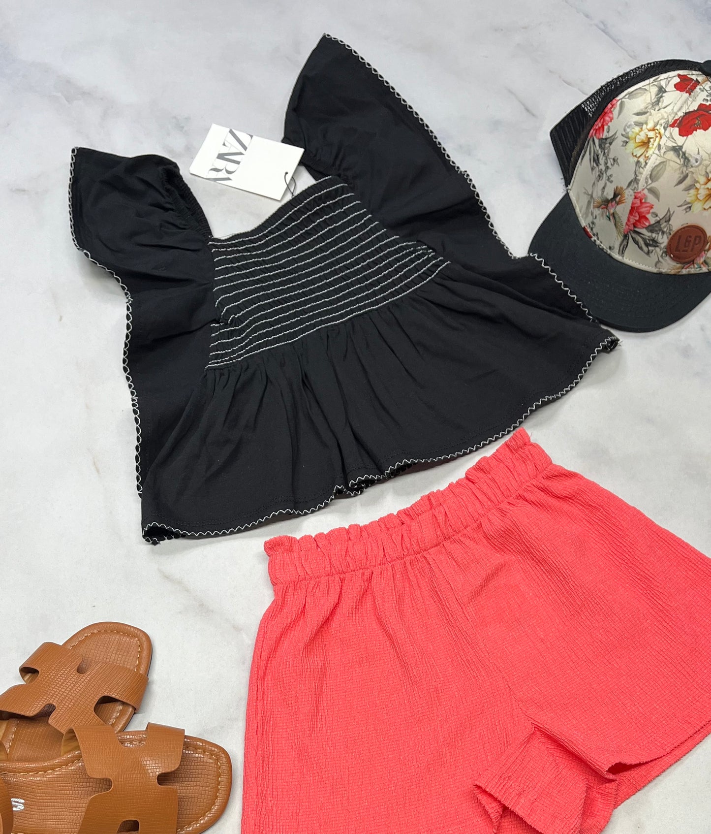 😍 Haut noir : ZARA . Look écourté tissu ni d’abeilles extensible . + 5-6 ans fille neuf !