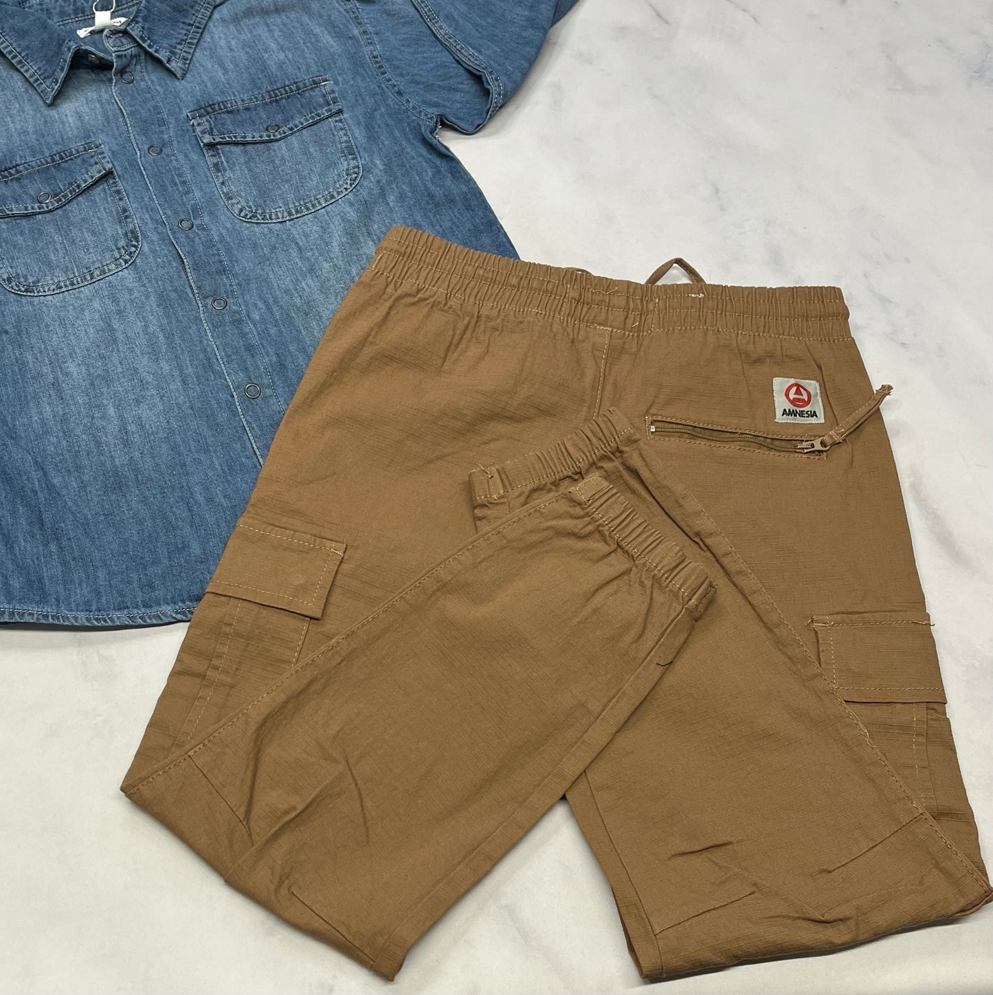 Duo neuf !!! Chemise Surface en jeans mou 10(9-10 ans ) neuve + jog. cargo Amnésia neuf 9-10 ans