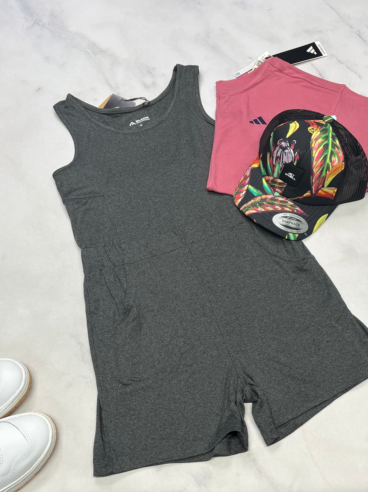 🌸 1 pièce short : Black Mountain tissu sport stretch de partout . Poches sur les côtés . 10(9-10 ans ) fille neuf !