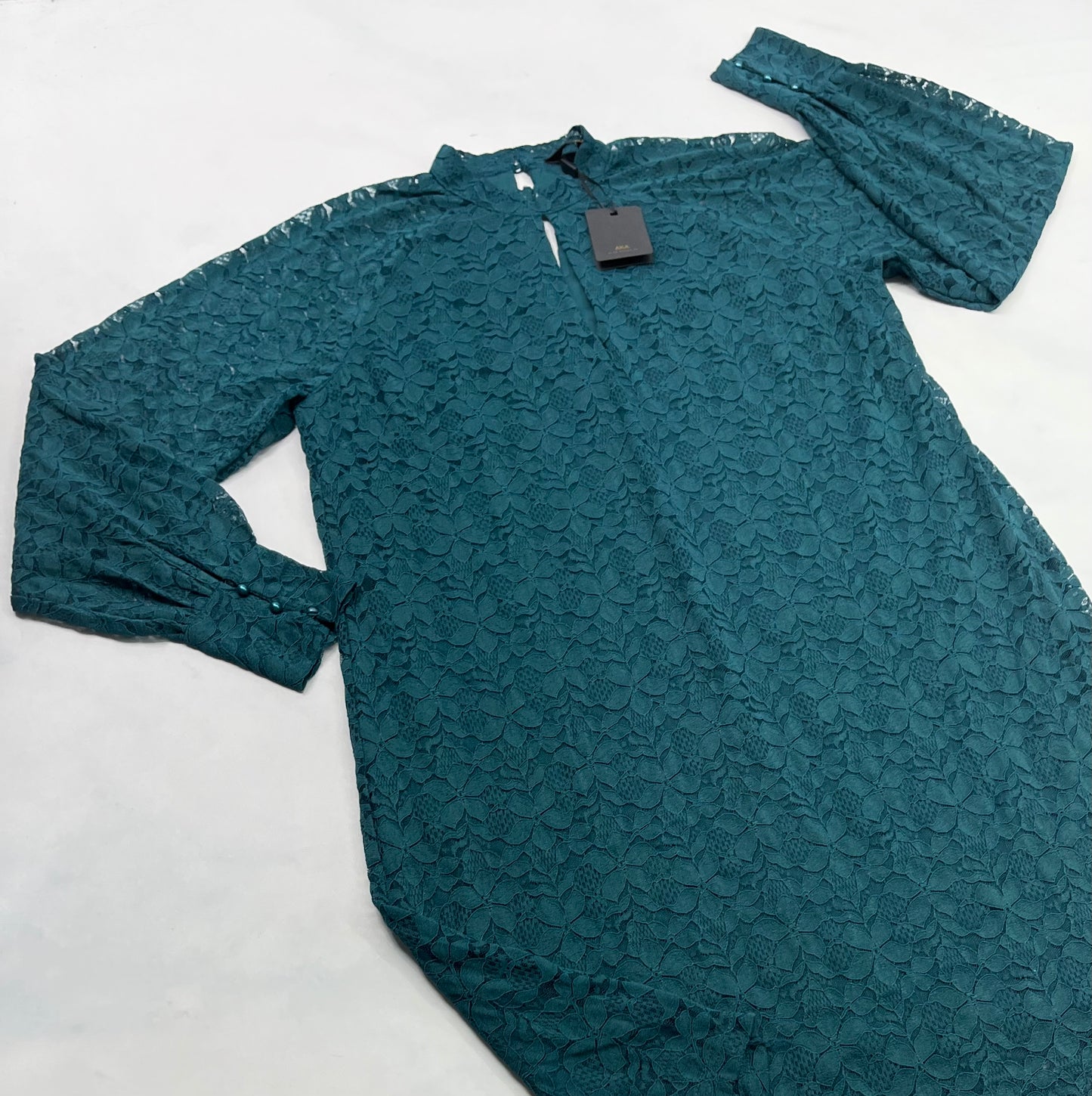 Robe : couleur émeraude marque AKA : stretch de partout doublure intégré . Manche ballon stretch . M et large femme coupe confo .neuve !