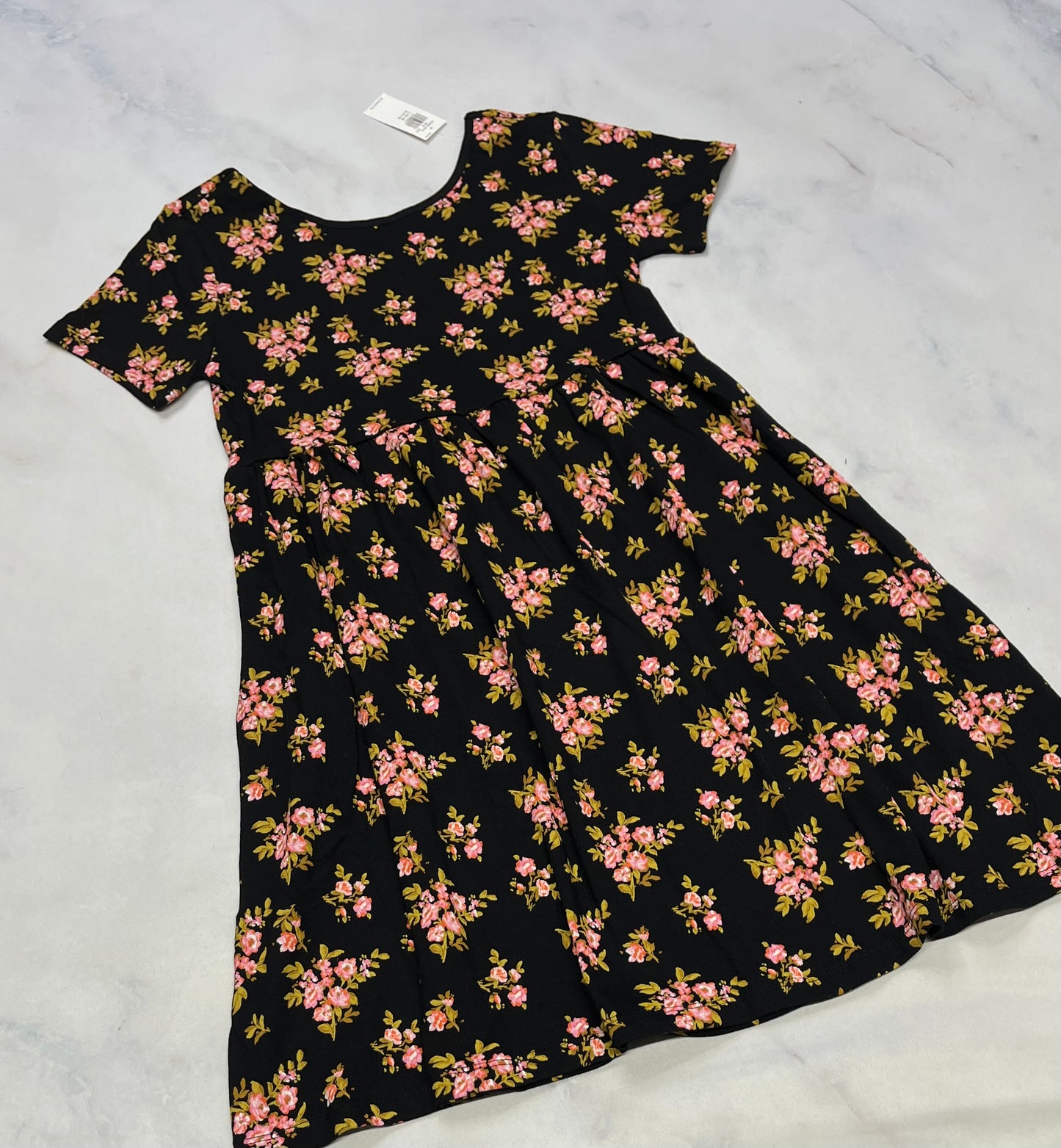 Robe : Fleurit neuve . 4-5 .7-8 et 10-12 ans .