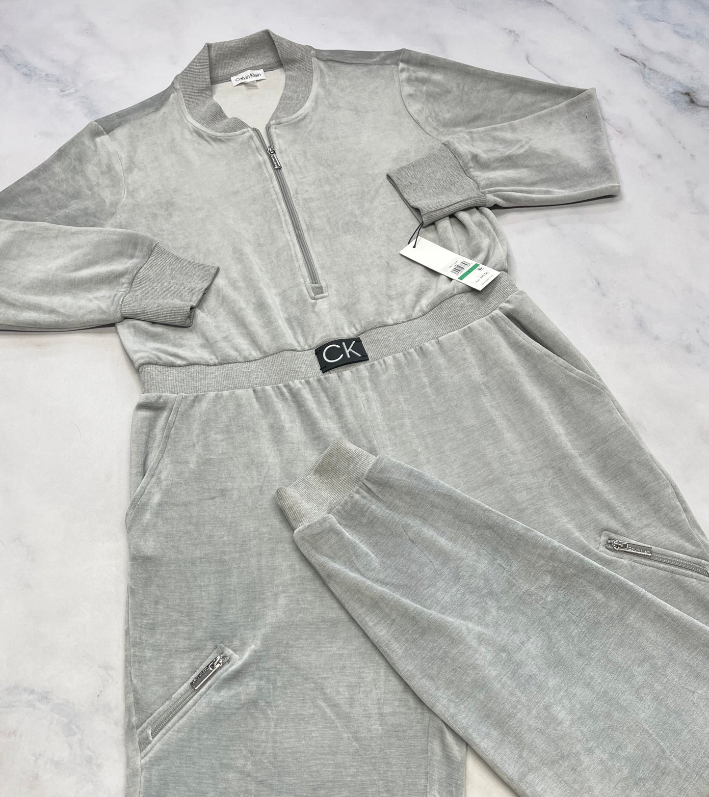 Calvin Klein : 1 pièce en velour stretch dans tout les sens . Hyper doux ! Taille haute . Large femme 10-12 ans dispo .