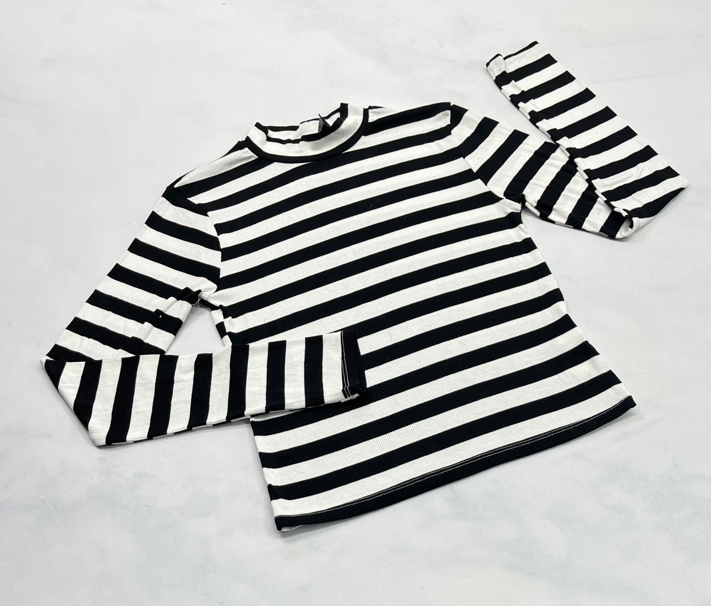 ..Manche longue : Tissu texturé ultra stretch / moulant comme neuf ! Fait M/ fit stretch .