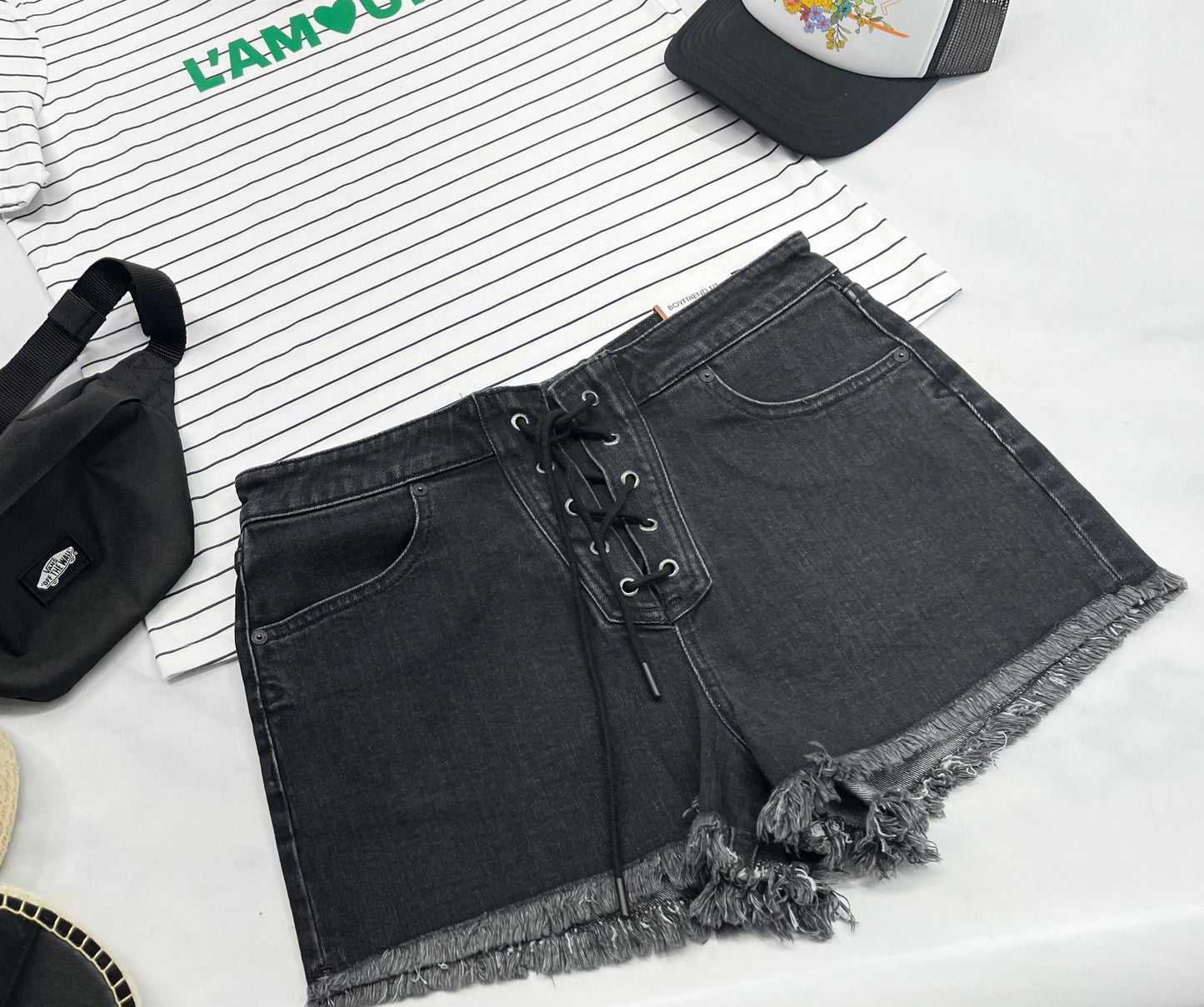 🌴 Short : jeans VOLCOM look lacés au devant . Taille basse hyper  tendance . Fait M/ femme (7-8 ans )