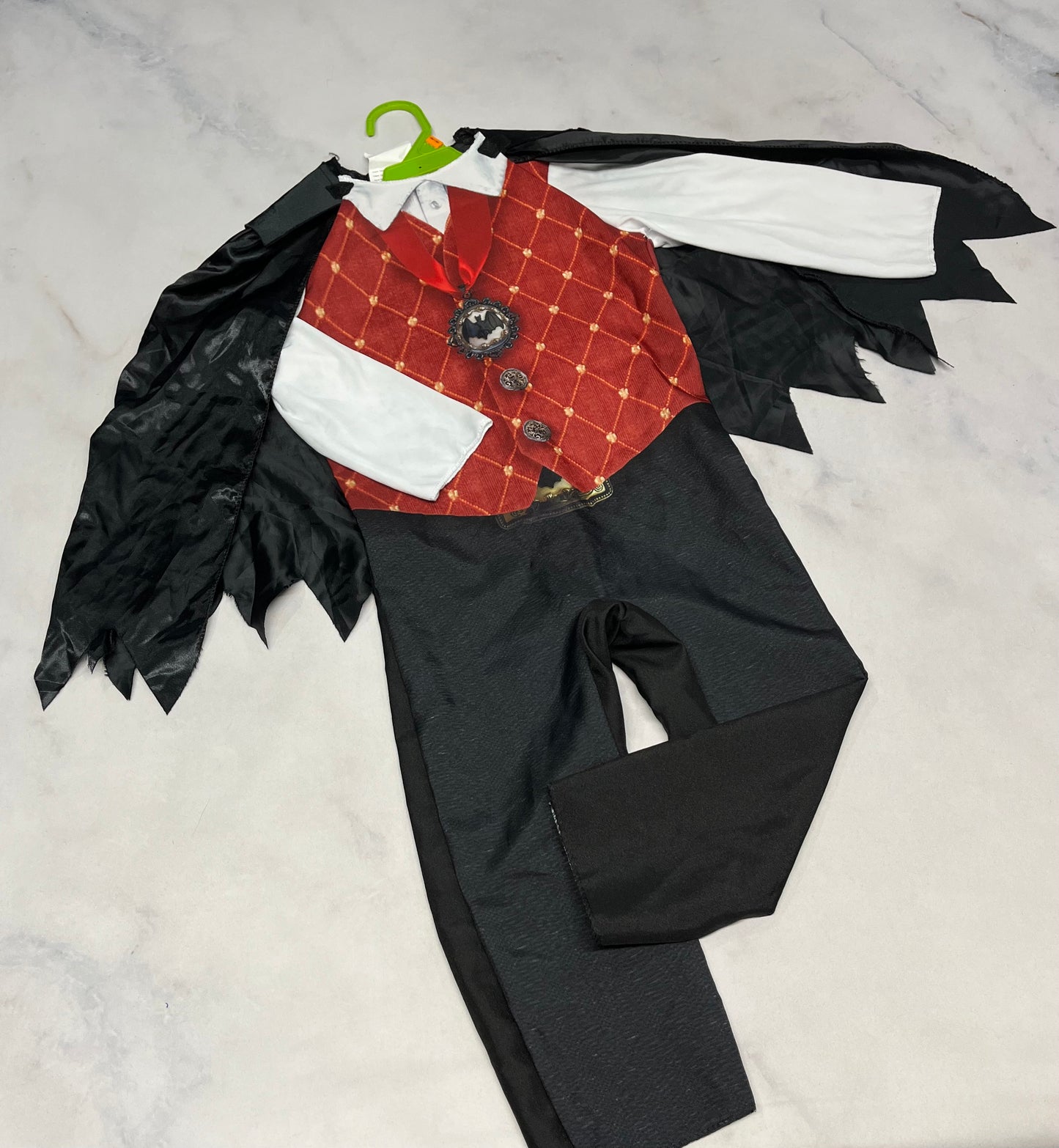Costume : Vampire 2 pièces 3-4 ans neuf! 1 pièce + cape amovible à velcro .