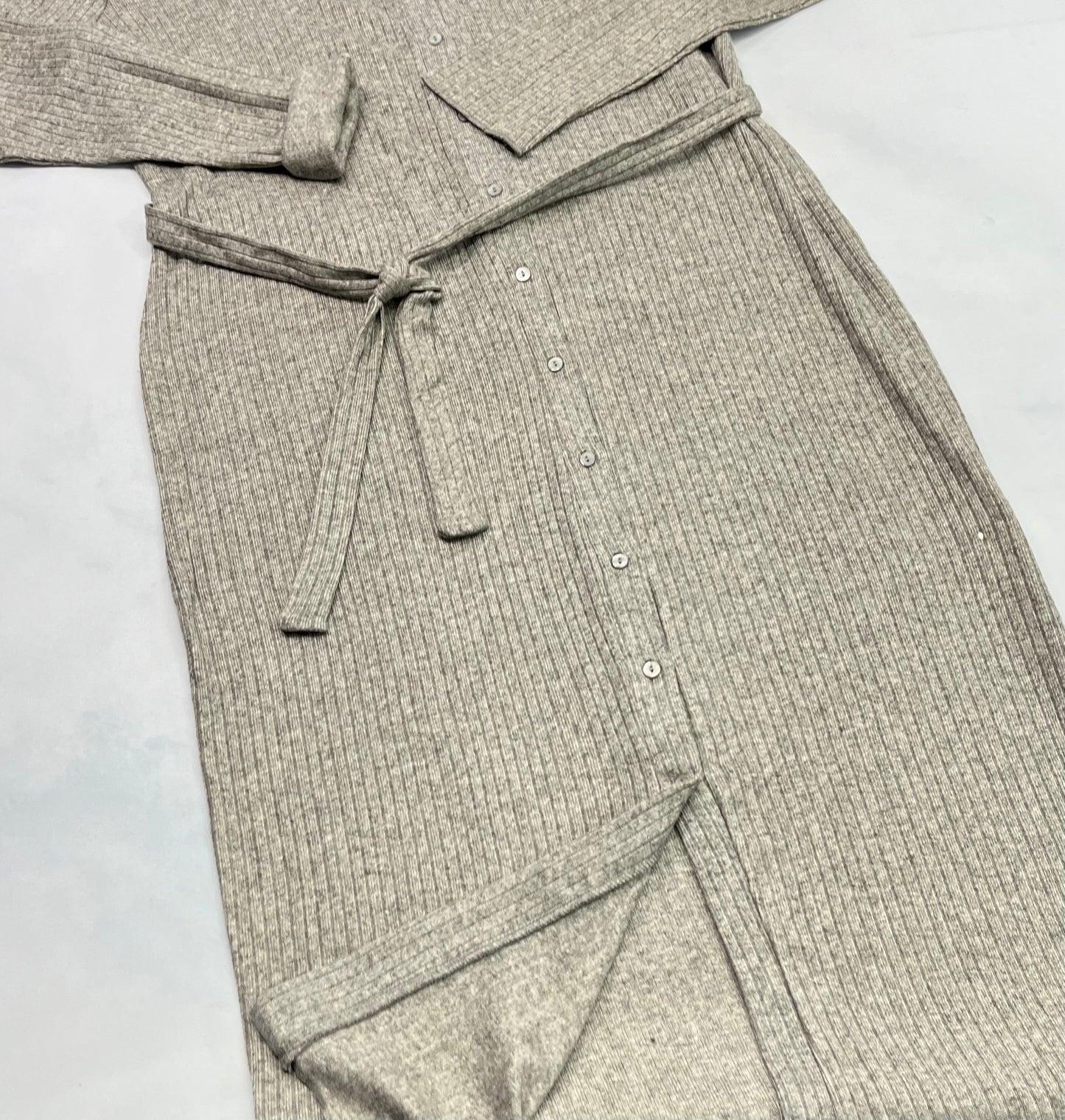 SUZIE robe  : longue en tricot boutonné au devant . Neuve . Small et large femme .